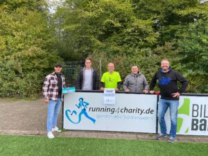 Spendenübergabe beim Pingu-Cup