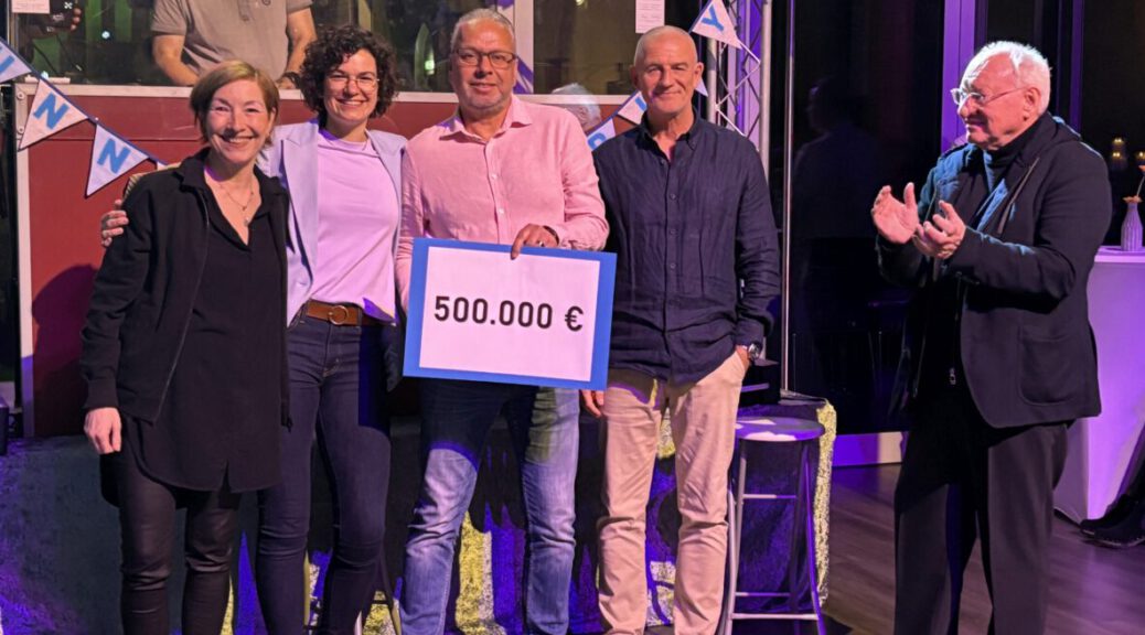 Sabine Holtkamp, Alexandra Niehls, Jörg Marquadt, Bernd Krispin und Norbert Hüsson (v.l.n.r.) gratulieren zu 500.000 € Spendensumme