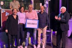 Sabine Holtkamp, Alexandra Niehls, Jörg Marquadt, Bernd Krispin und Norbert Hüsson (v.l.n.r.) gratulieren zu 500.000 € Spendensumme