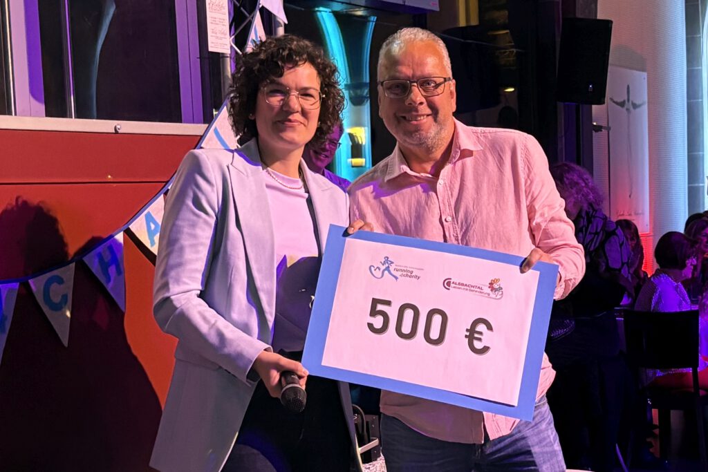 Alexandra Niehls nimmt eine Spende von 500 EURO für das Alsbachtal entgegen