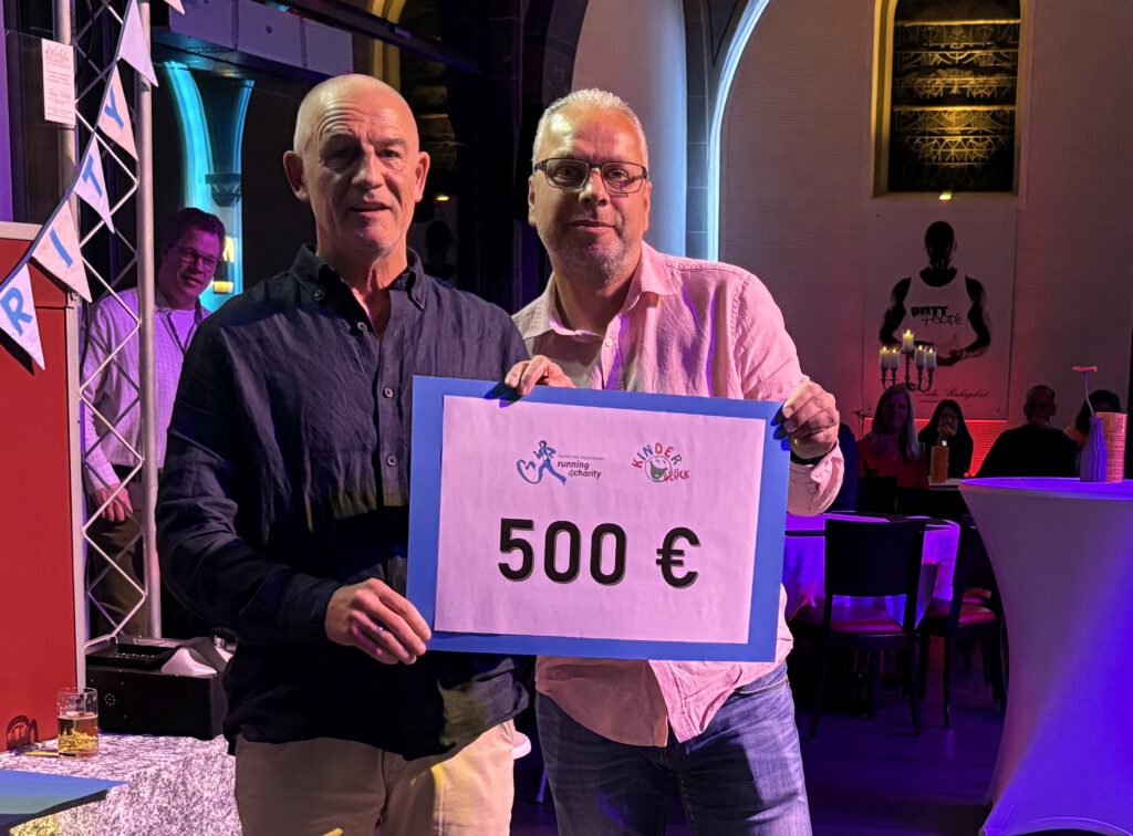 Bernd Krispin nimmt eine Spende von 500 EURO für die Stiftung Kinderglück aus Dortmund entgegen