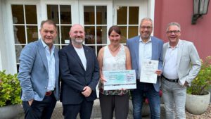 Bild des Vorstands bei der Entgegennahme des Lions Förderpreises 2024 für das Schulranzen-Projekt