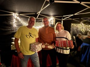 Engagement für guten Zweck: Team am Waffelbackstand bei der Adventsfeier