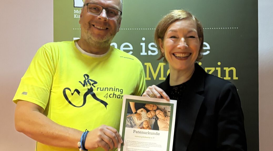 Jörg Marquardt von running4charity übergibt eine Herzenssache Spende kranke Kinder an Sabine Holtkamp vom Ronald McDonald Haus Essen.