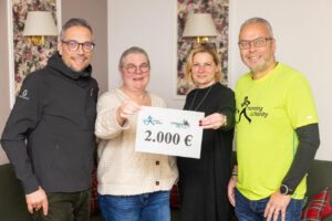 Adventsspende wird an das Sternenzelt übergeben