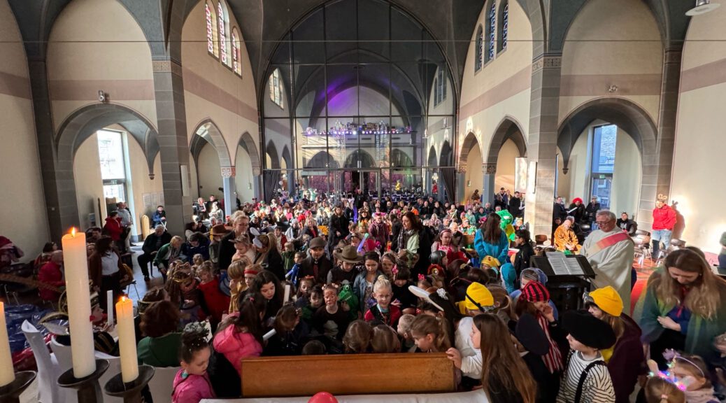 Bunt, leuchtend, fröhlich, engagiert: Karneval in der Bernarduskapelle