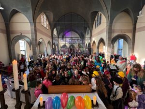 Bunt, leuchtend, fröhlich, engagiert: Karneval in der Bernarduskapelle