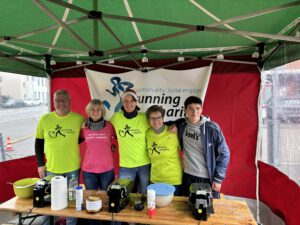 Team beim traditionellen Waffelbacken