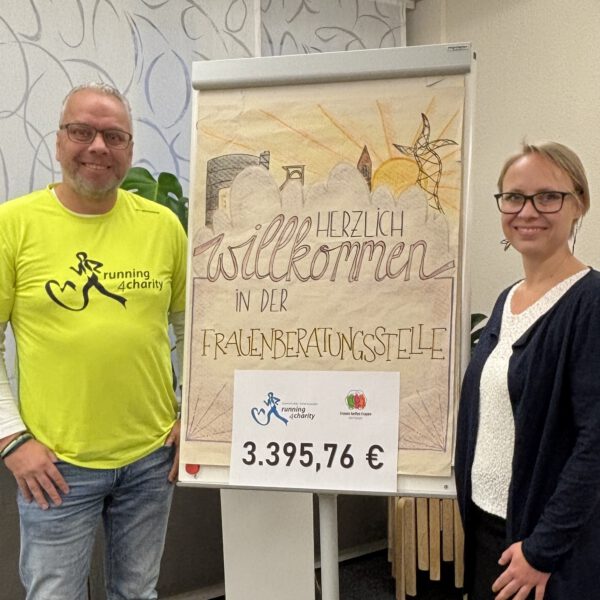 Übergabe der Spende aus der Lauf-Challenge für Frauenberatungsstelle Oberhausen durch Running4Charity-Mitglieder