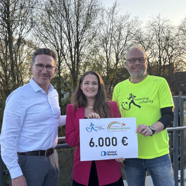 Symbolische Spendenübergabe: 6.000 Euro Spende für Kinderhospiz Regenbogenland
