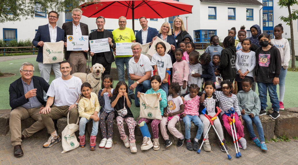 Teilnehmer des Charity Golfturnier Friedensgolf sammeln Spende für Friedensdorf International mit running4charity